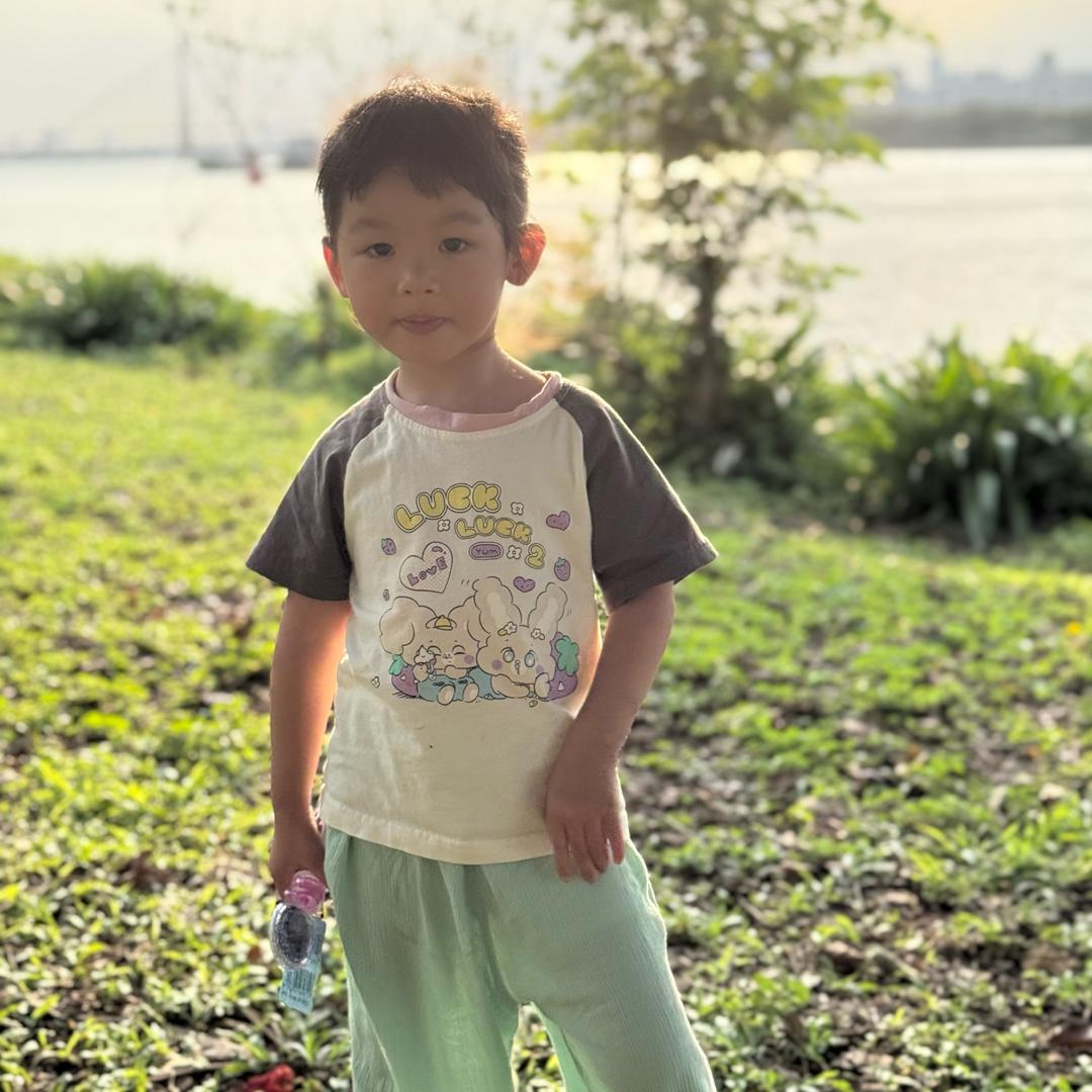 眼在看手在摇