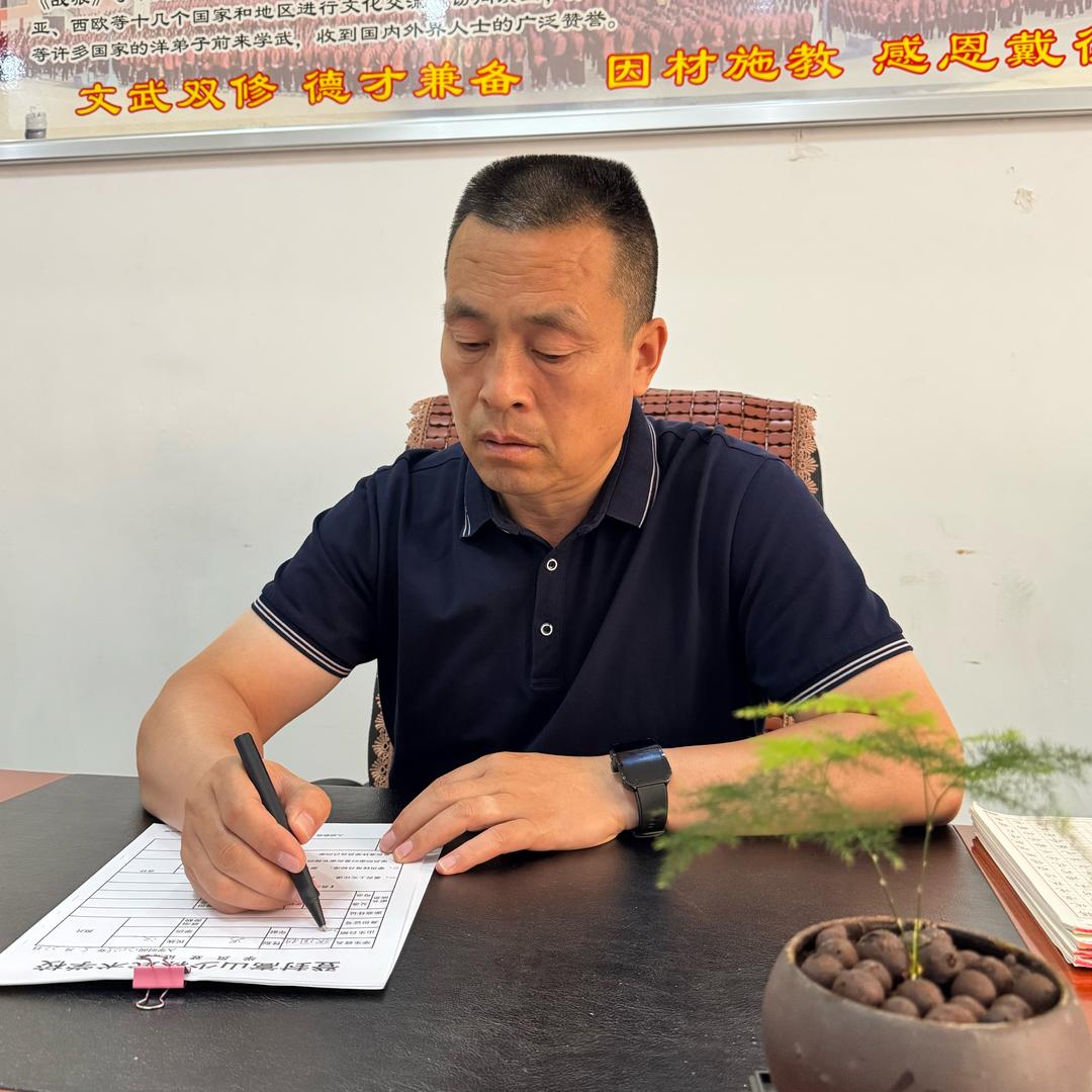 嵩山少林武术学校办公室刘主任