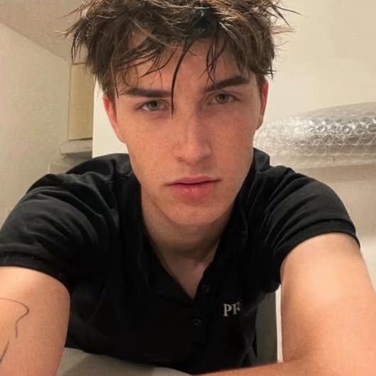 A.👱🏻‍♂️