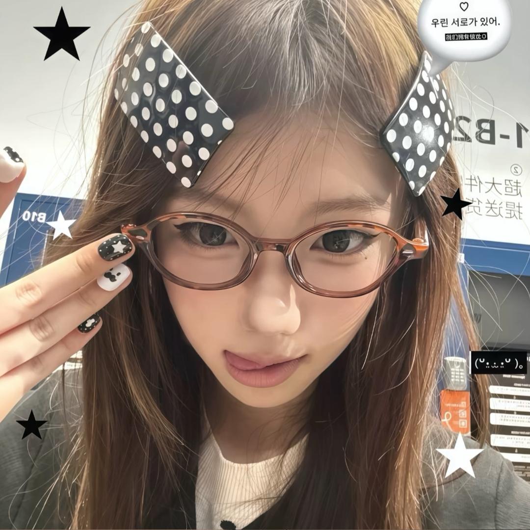 长着两颗小虎牙