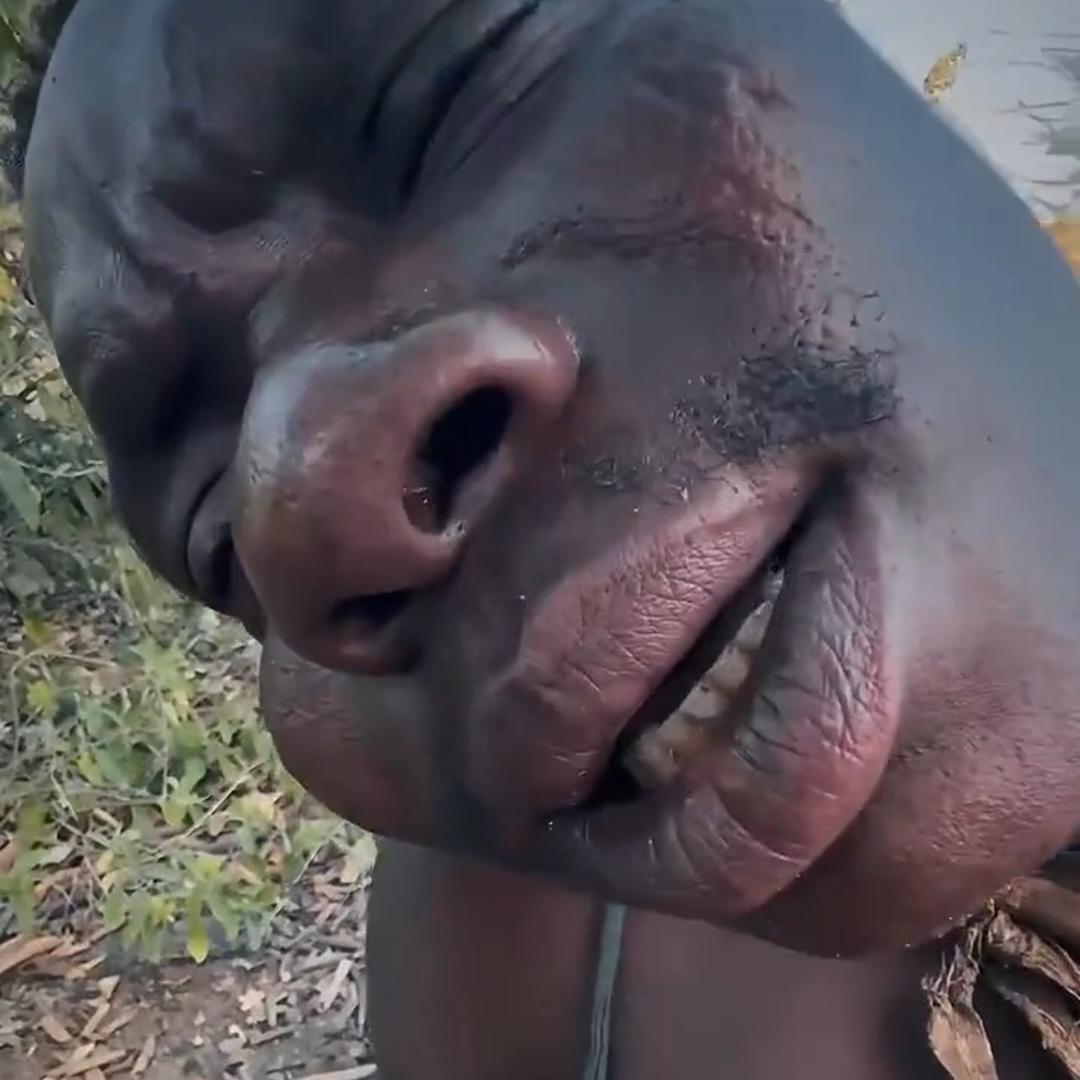 伄戼