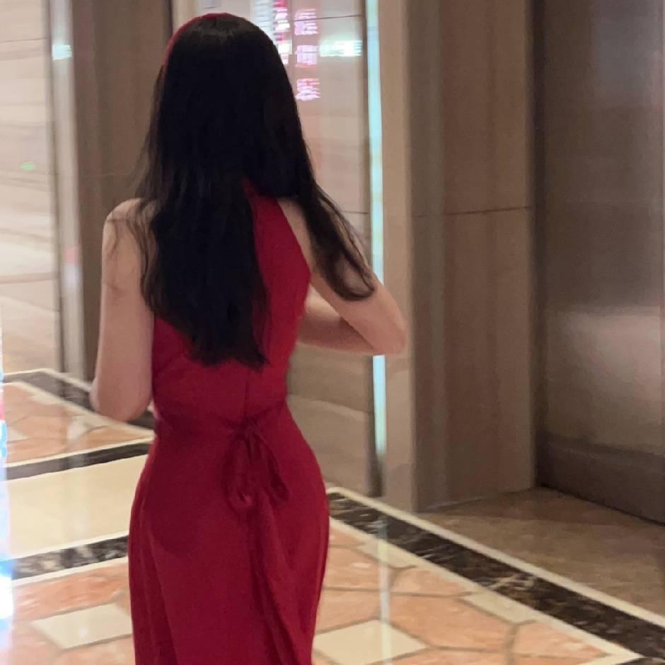 张 玲