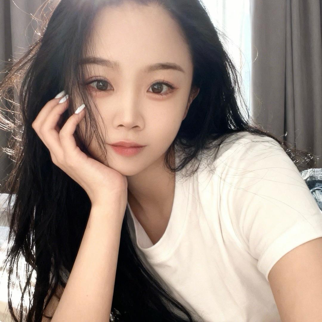 村里一枝花。