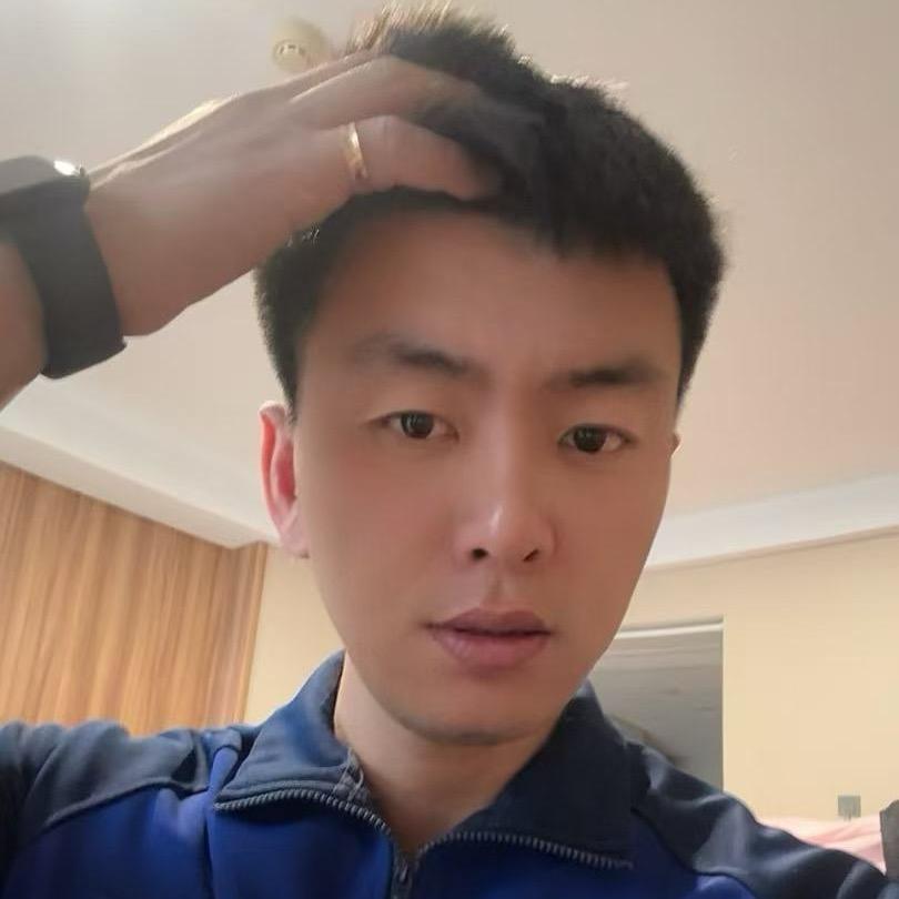 松楠手握金元宝
