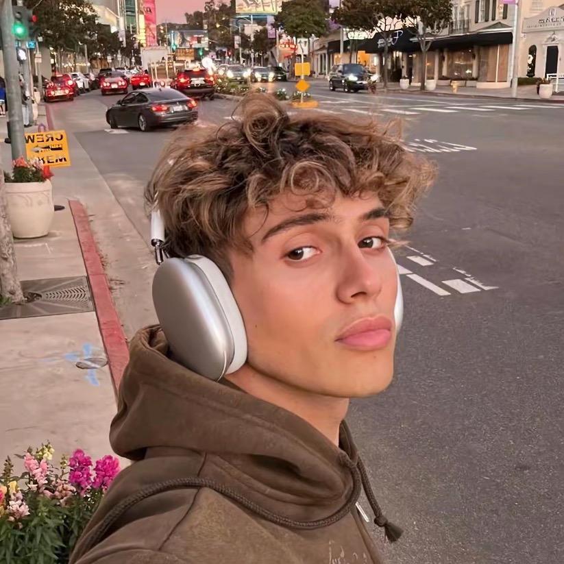 不知名的小帅18🔞