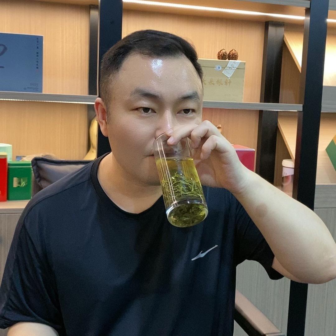 爱喝茶的康先生（搂脖哥）