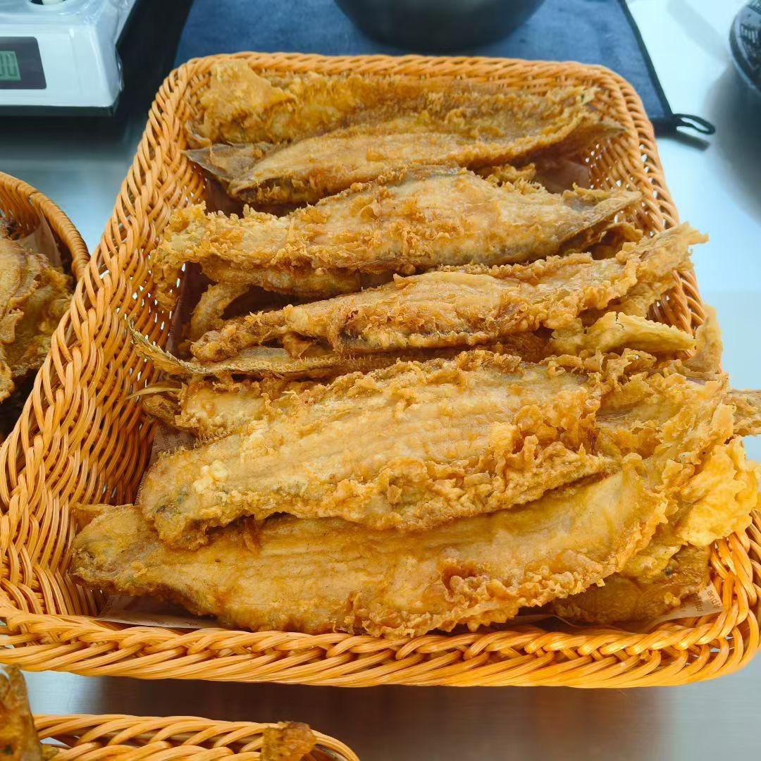小聂哥路边摊炸鱼。