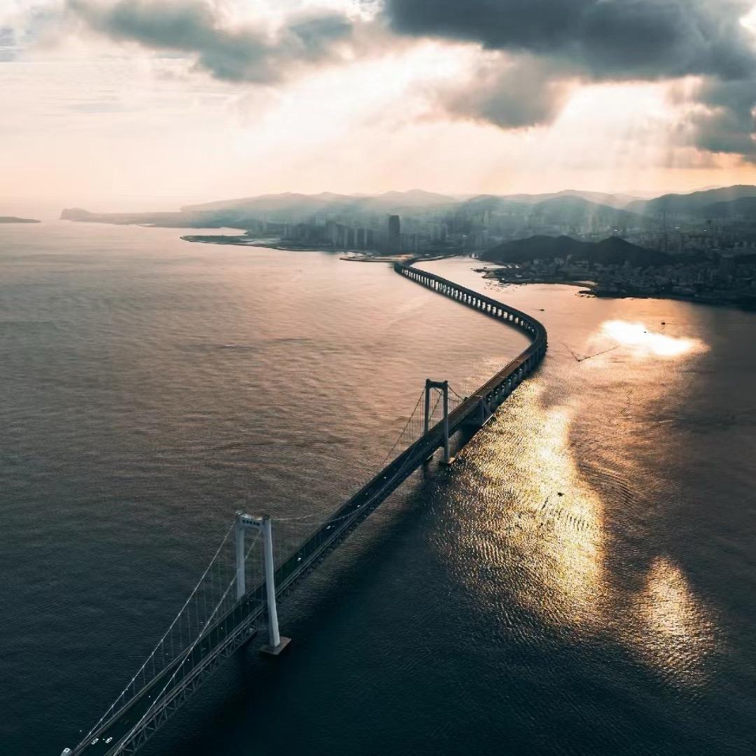 轻舟已过万重山。