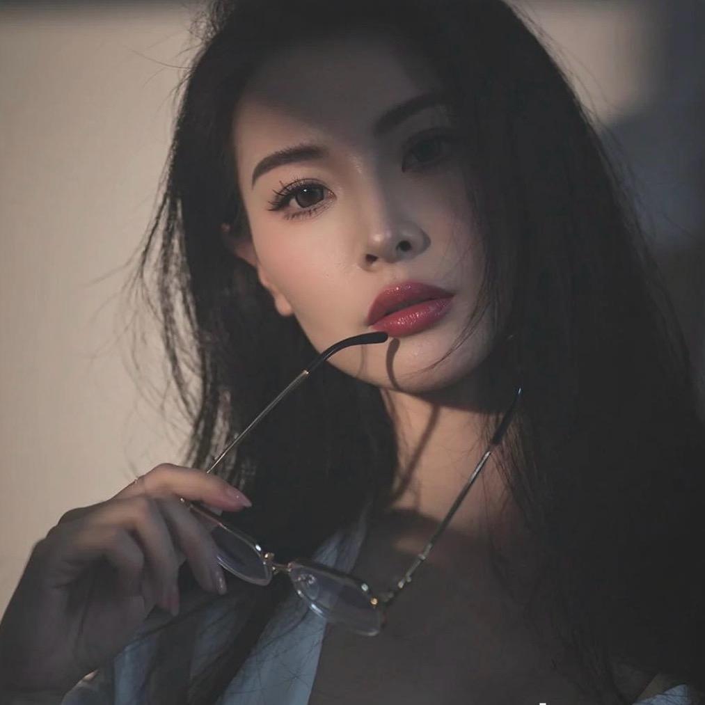 蓉  儿