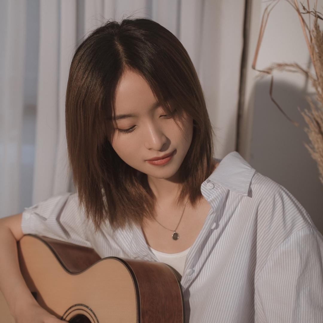 弹吉他的青青青