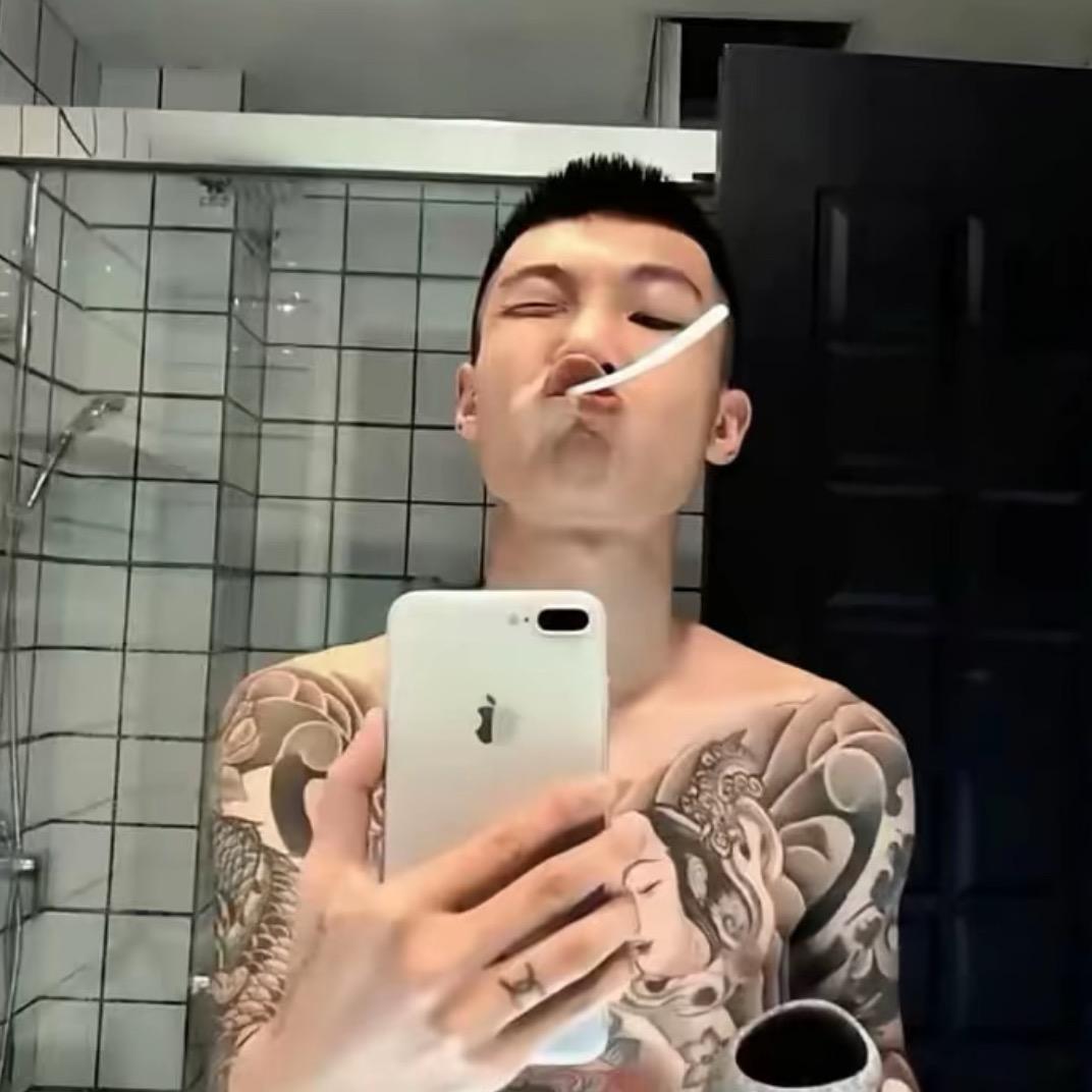 连告别都要双手插兜的女人