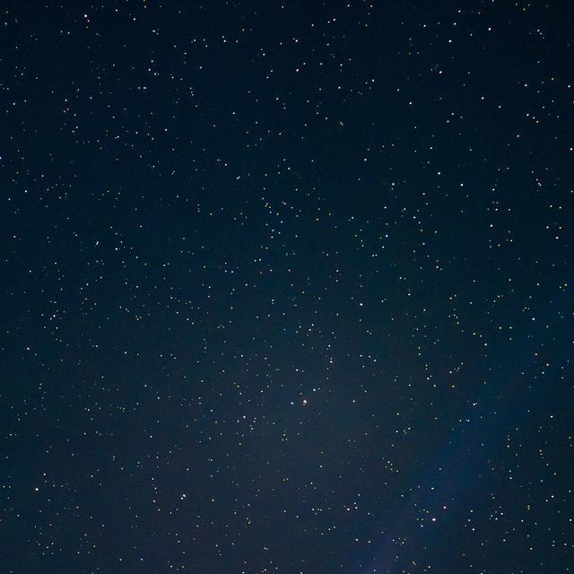 天空闪过灿烂花火