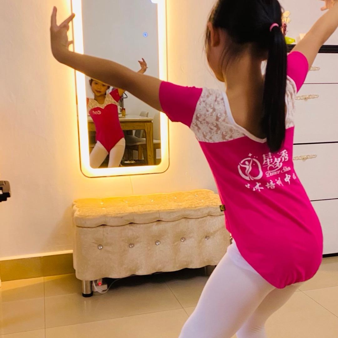 爱跳舞的小女孩