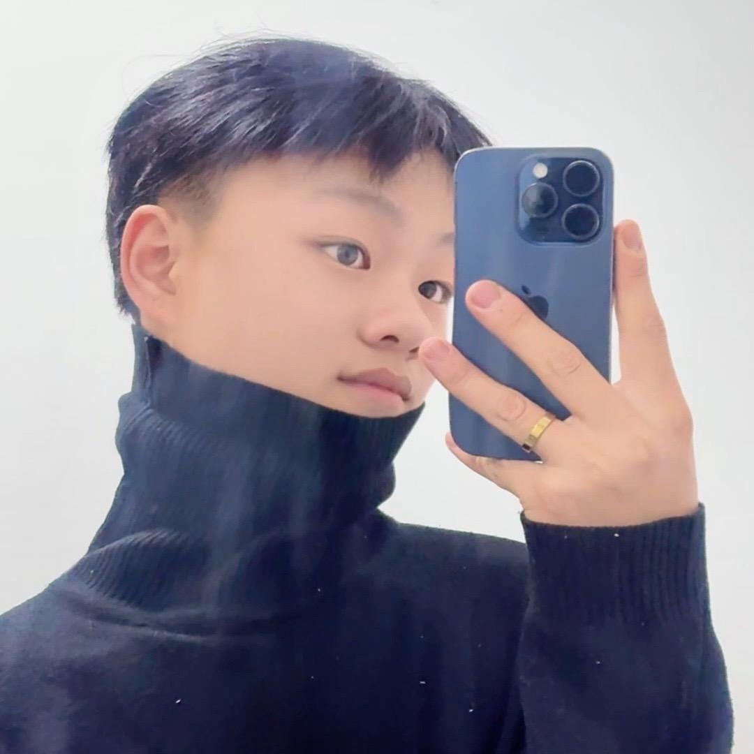 小何