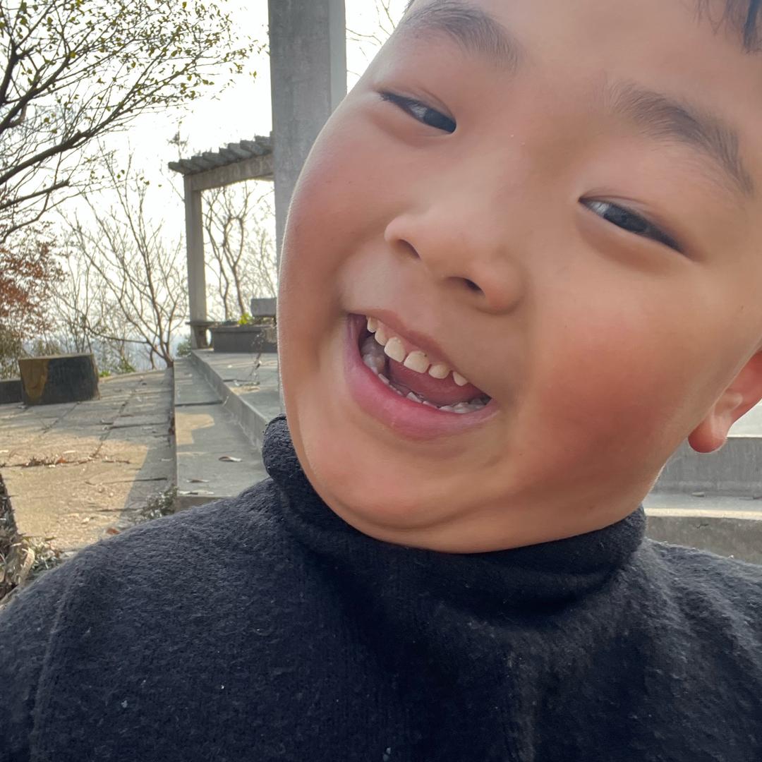 登上1800m的男生。