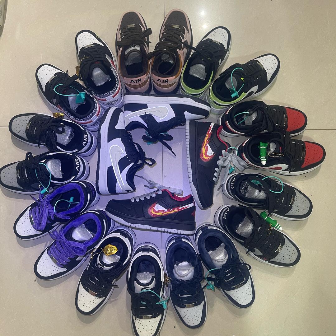 老张的工作日常^_^妈咪爱鞋服