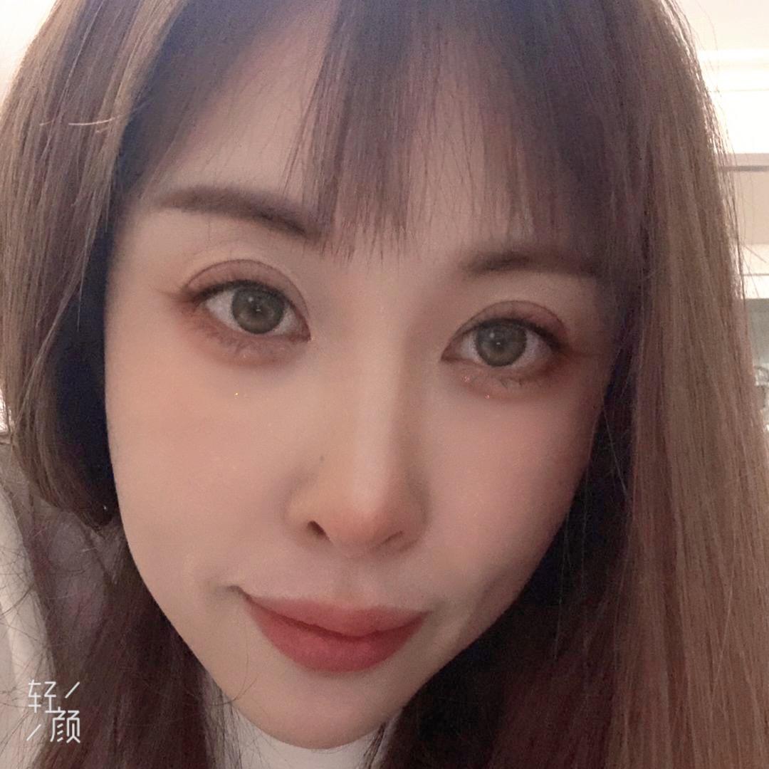 素手执白扇