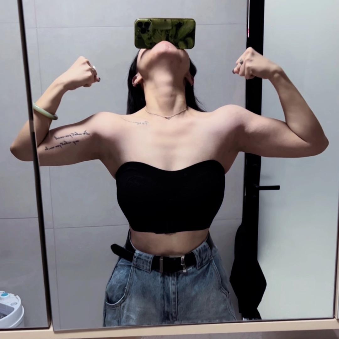 梁公子爱拿铁☕