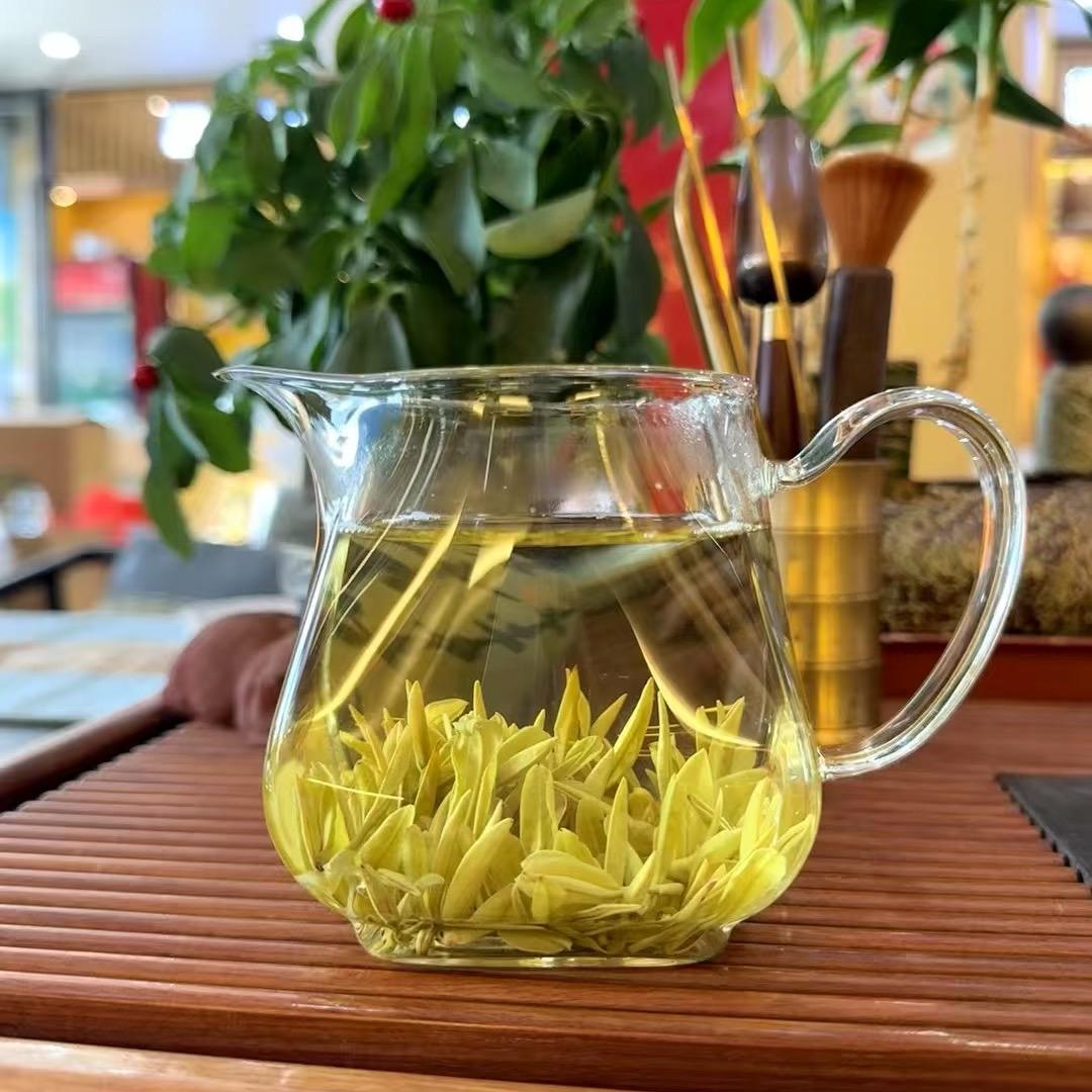 卖石子的小姐姐