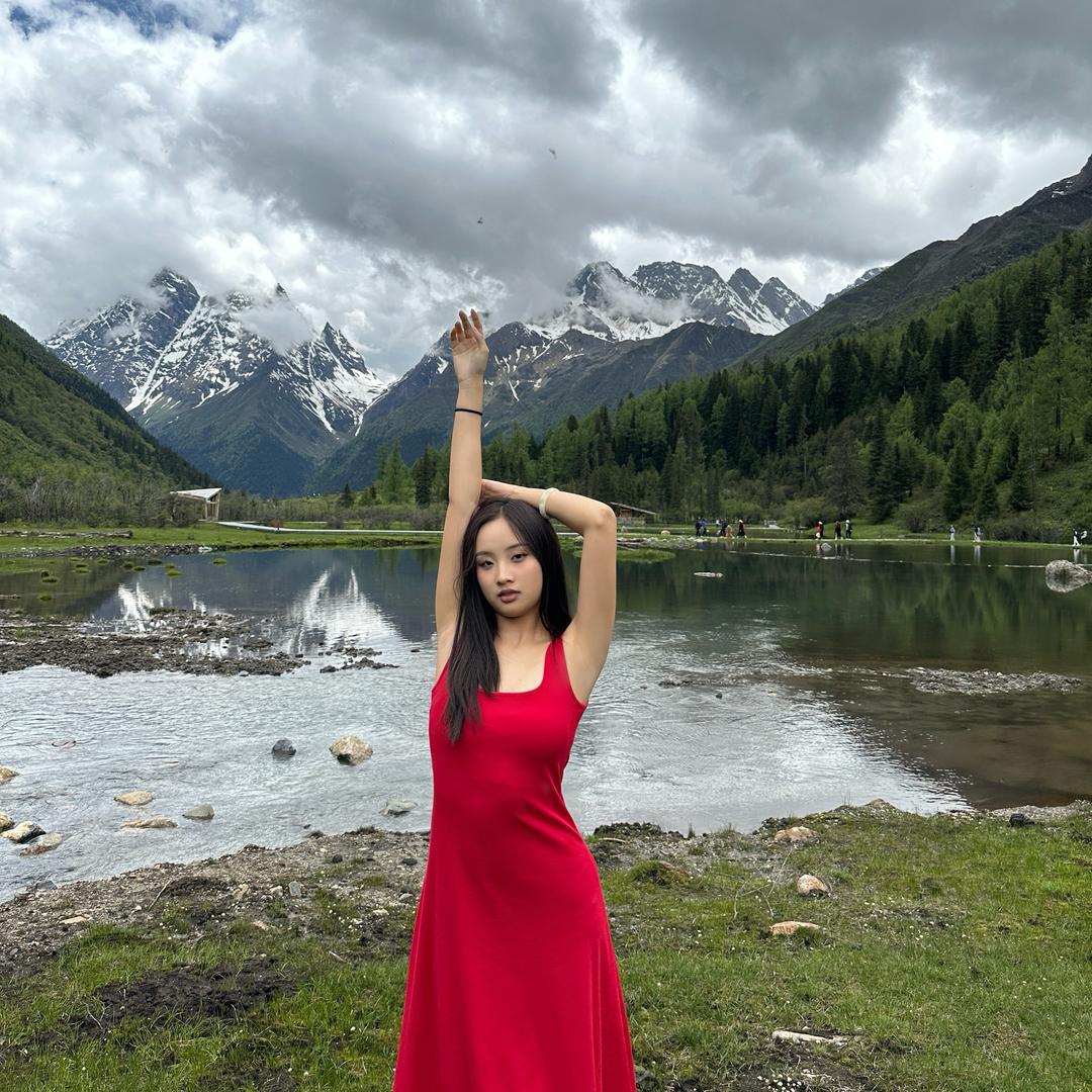 连告别都双手插兜的女人
