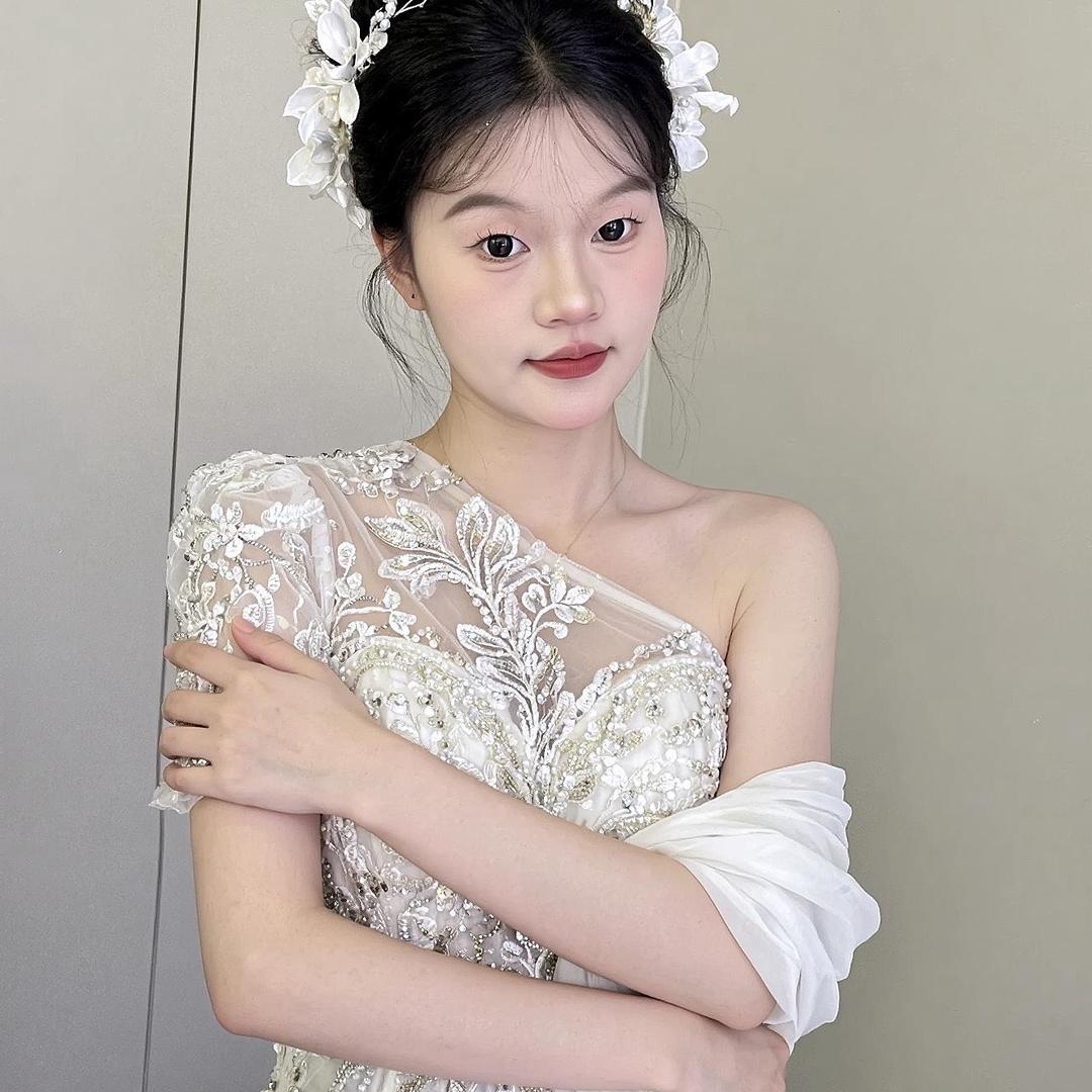 👰🏼‍♀️👙