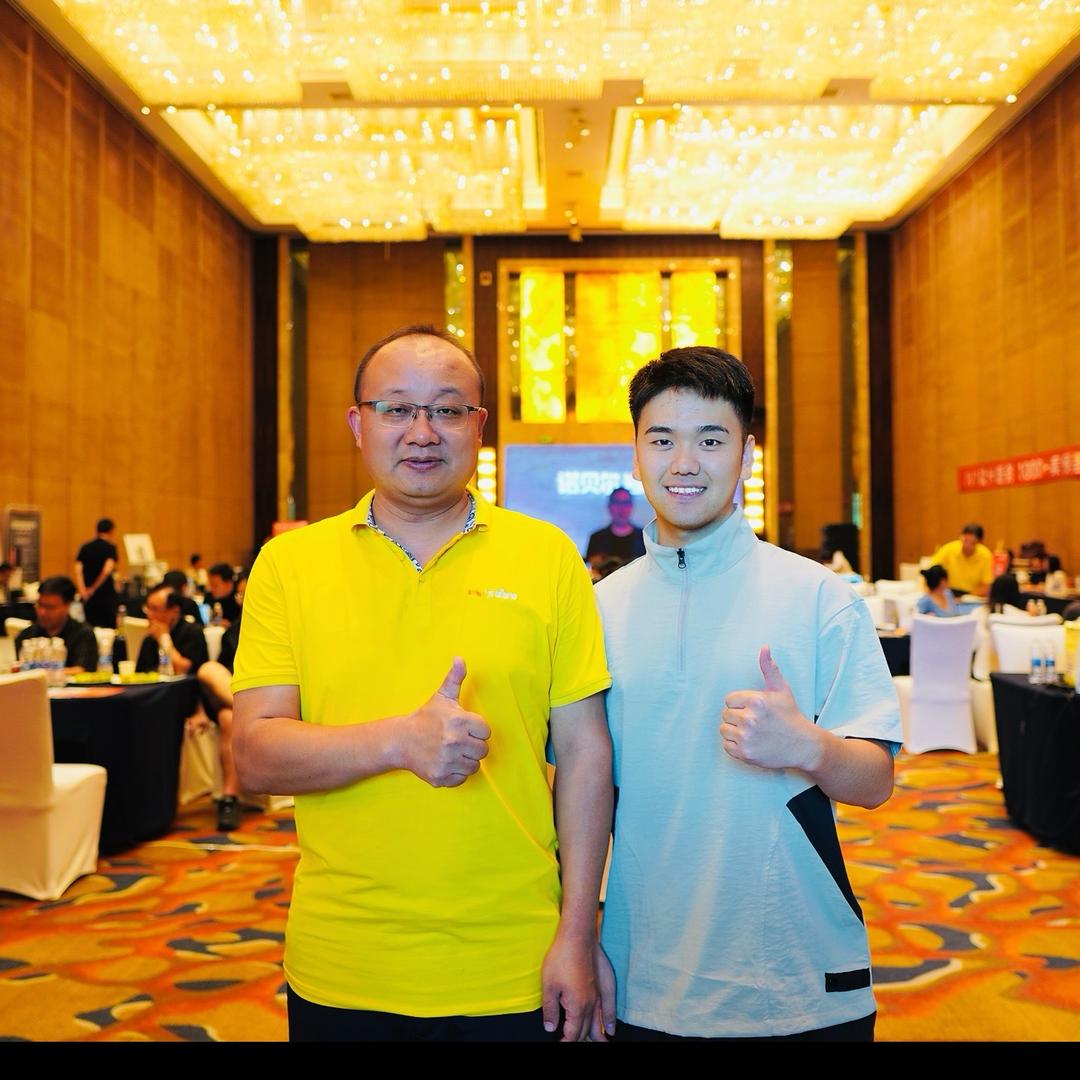 万泰装饰总经理赵启华助理小任