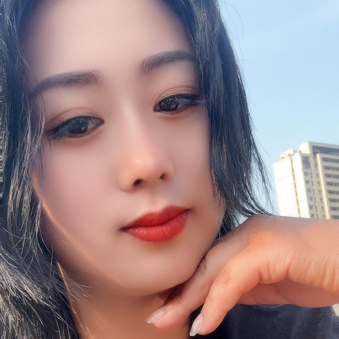 王小满手养鹦鹉