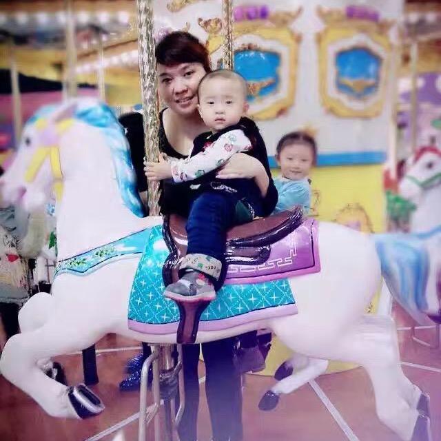 时代二楼中通道米多多童装店