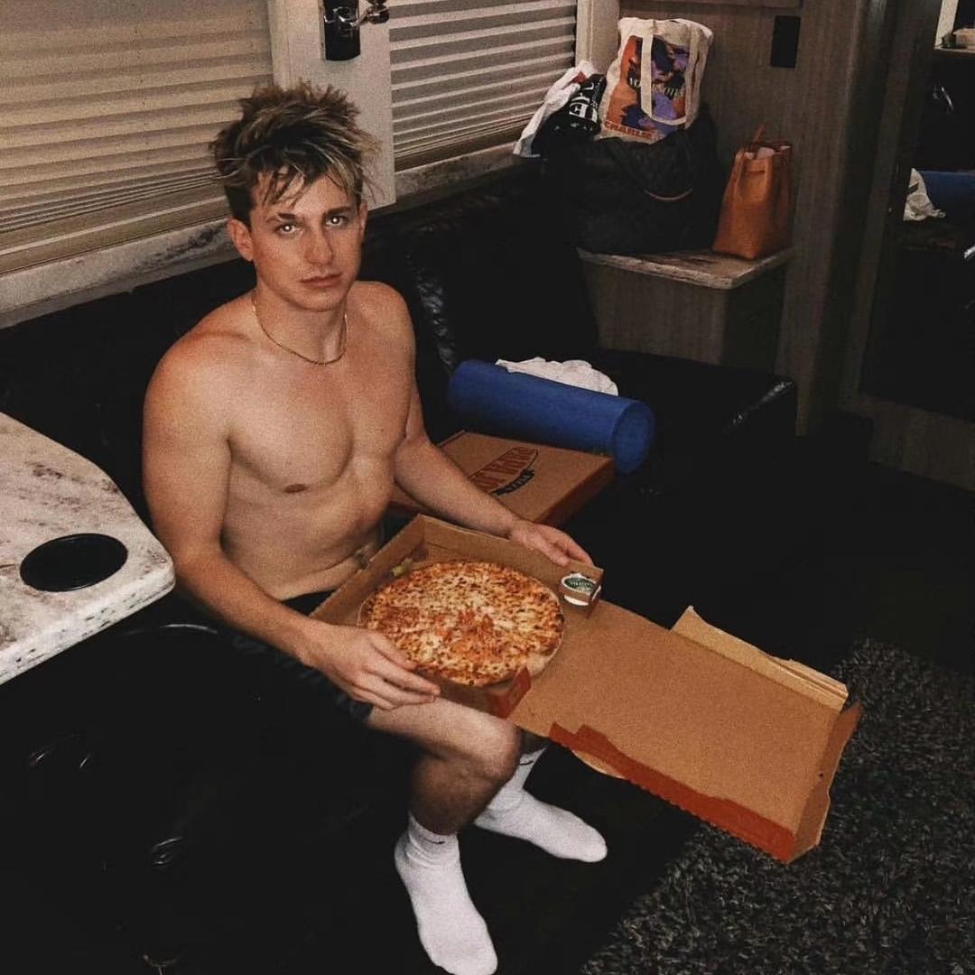 放个臭屁追着闻