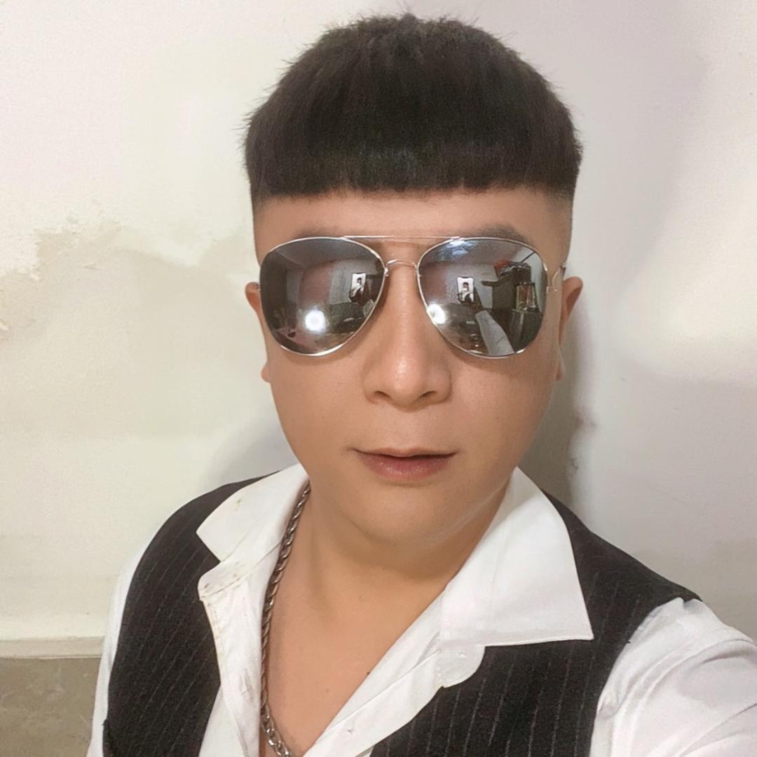 大飞(ง •̀_•́)ง加油