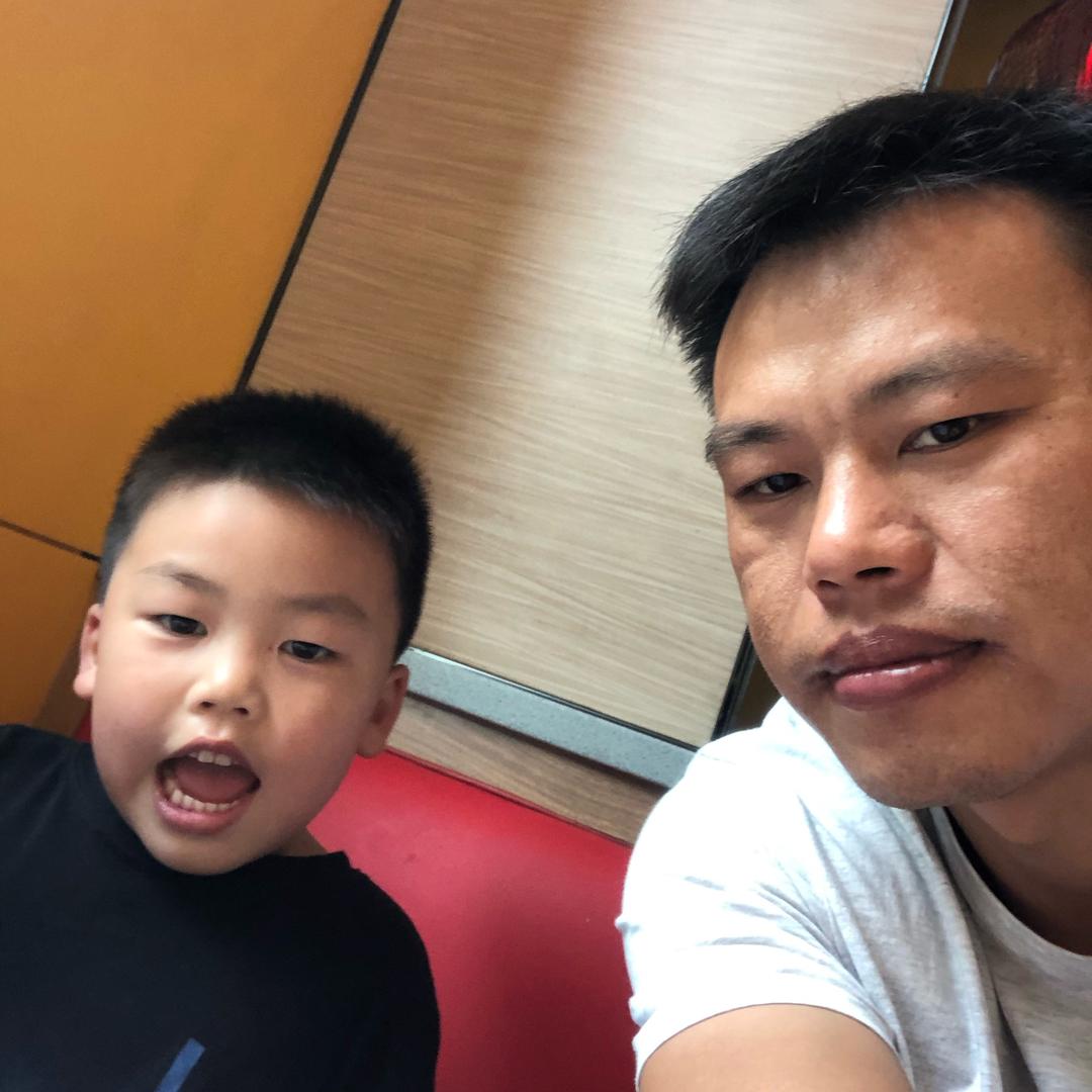 小何