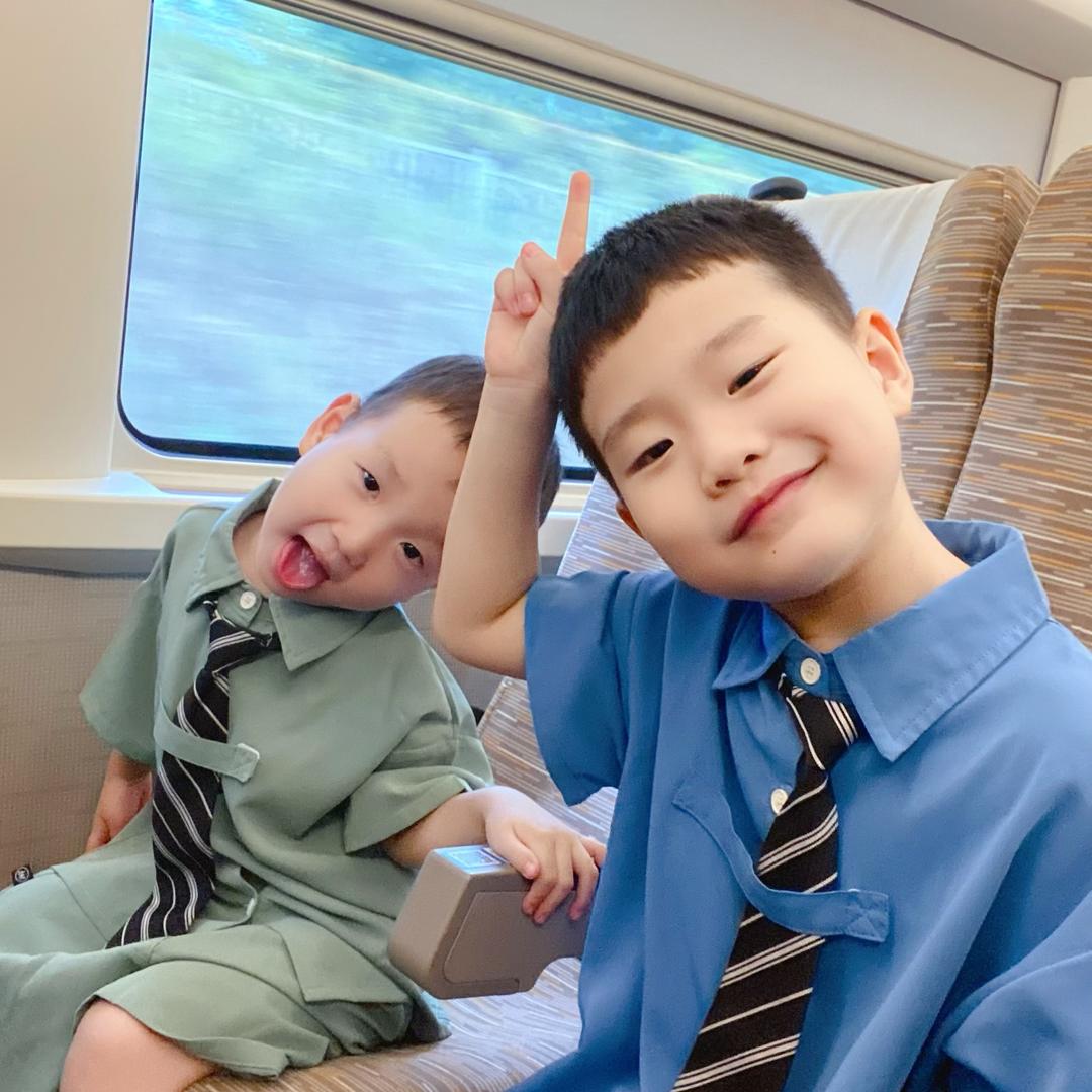 是俩小朋友啊～