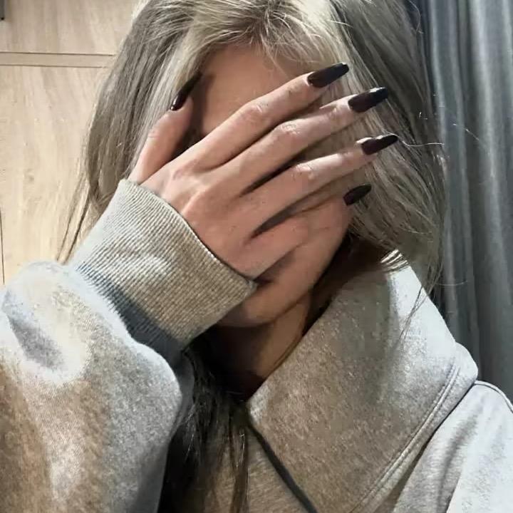 伊-