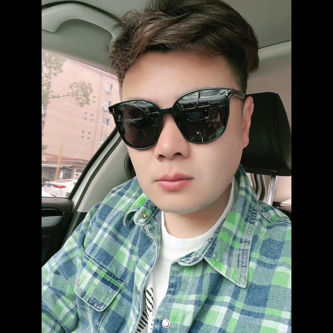 蓝思出租房小哥哥