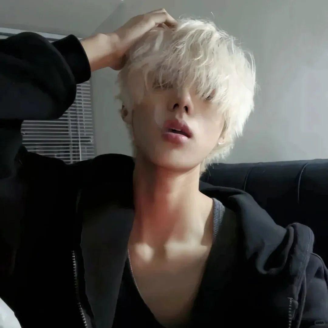 穿滑板鞋的乔治