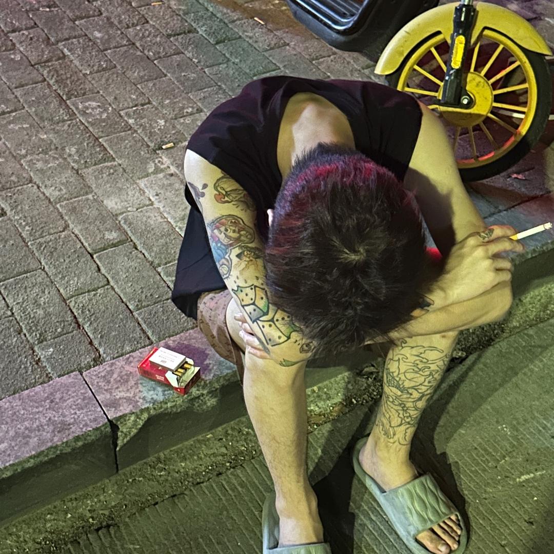 短裙下的腿