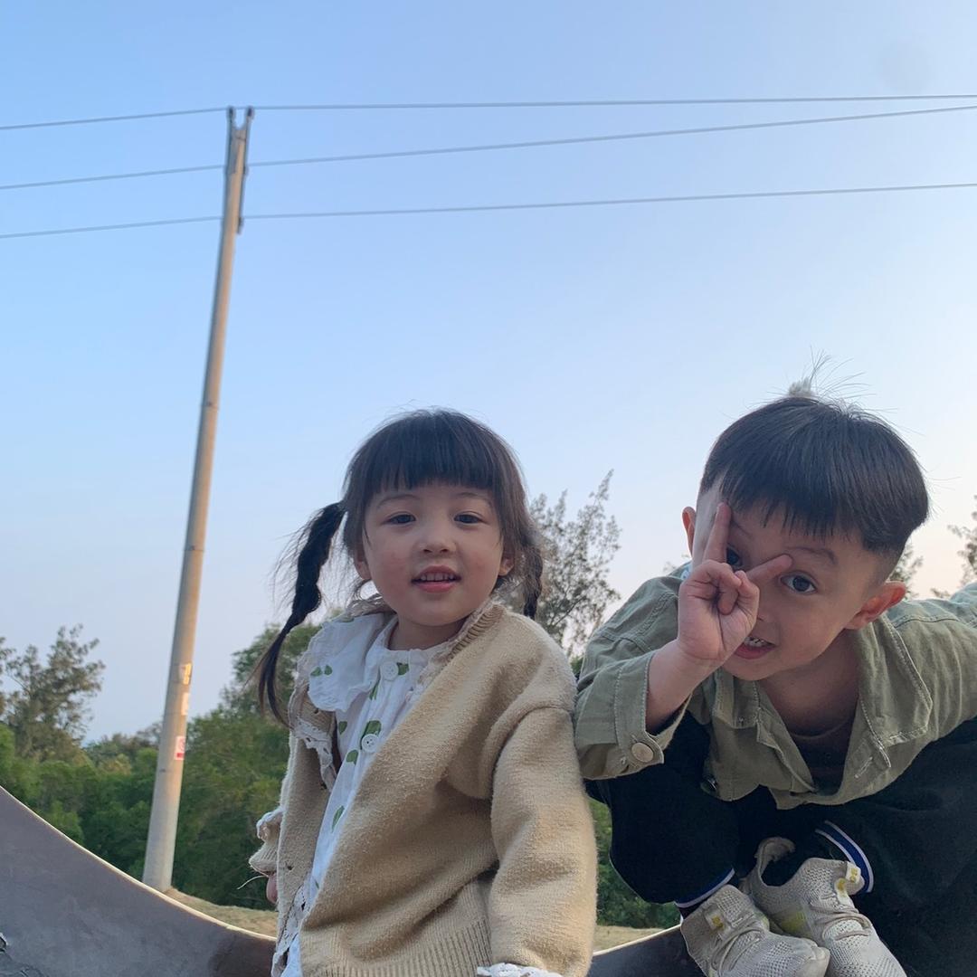 《内向 小男孩》