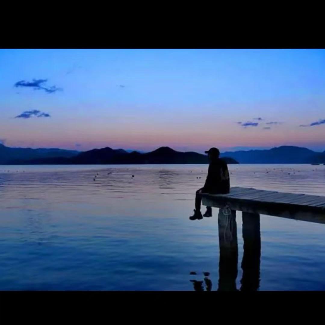 坐在坟头指挥鬼