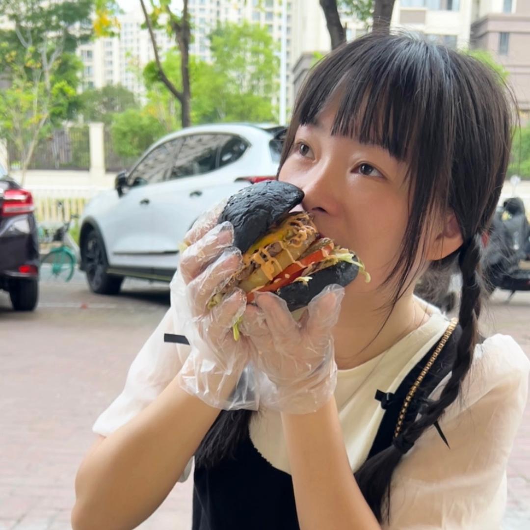邱肉肉超爱吃o