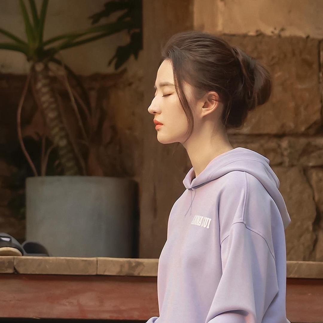 黑夜里的小灯泡