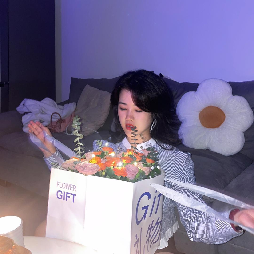 大象吃花生