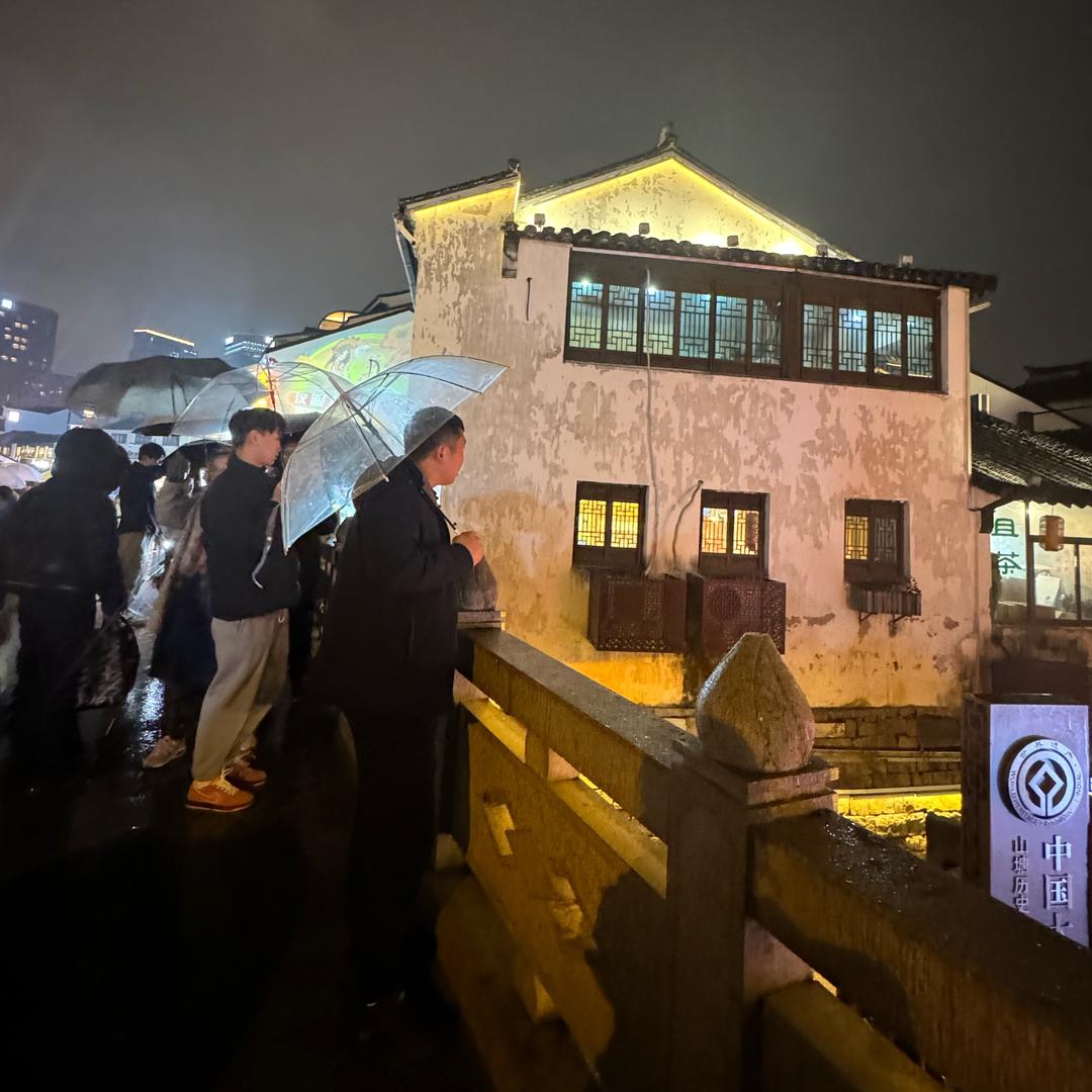雨天的蔷薇🫡
