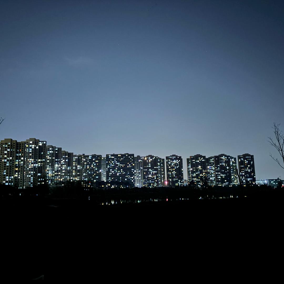 国荣爱吃包子.