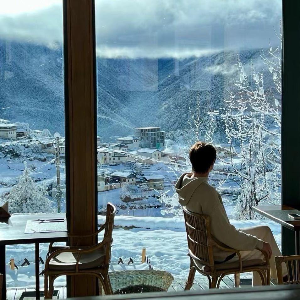 绝情公子在公交车上被十八个少妇轮流让座.