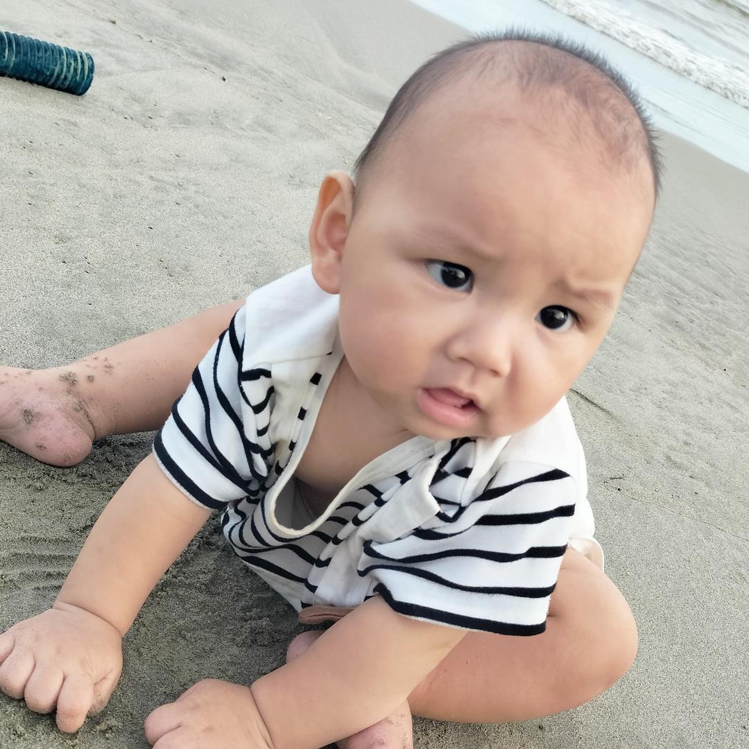 小何，