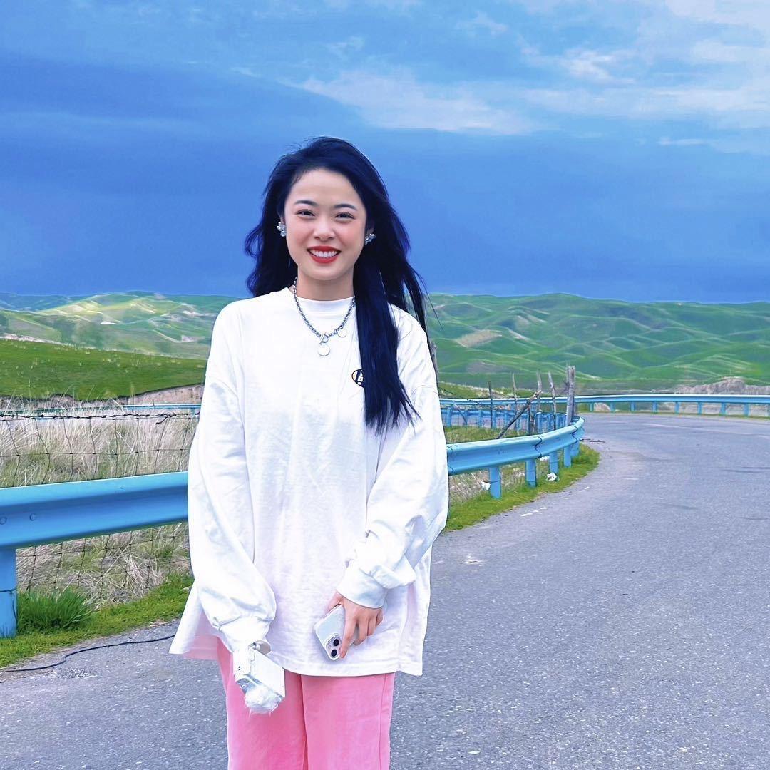杨 菲