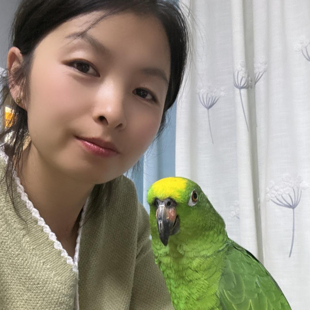 阿楠手养鹦鹉越越