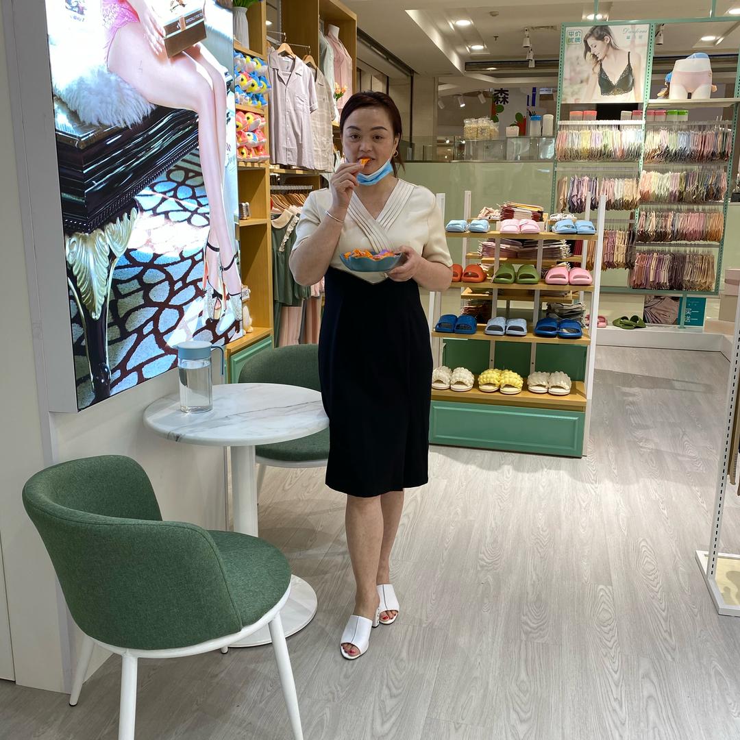爱红酒的女人苏苏