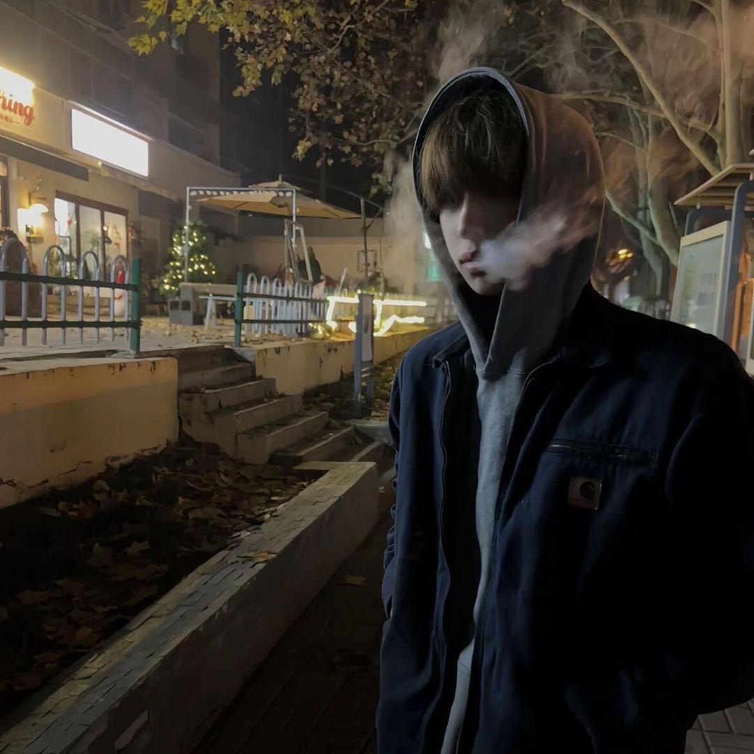 爱拿烟头烫别人屁股