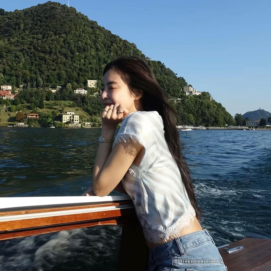 你牙上有菜。